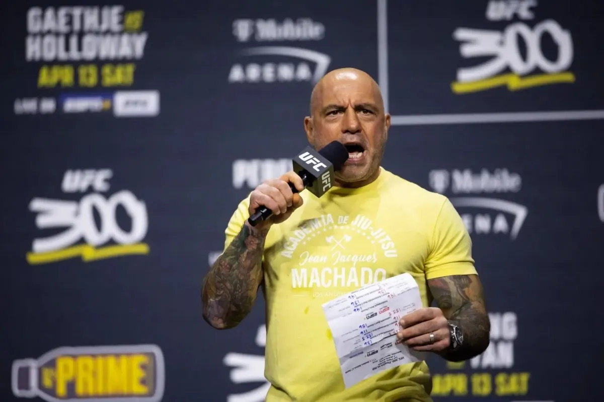 Legendární komentátor UFC udivuje. Jeho kopy připomínají rány bičem