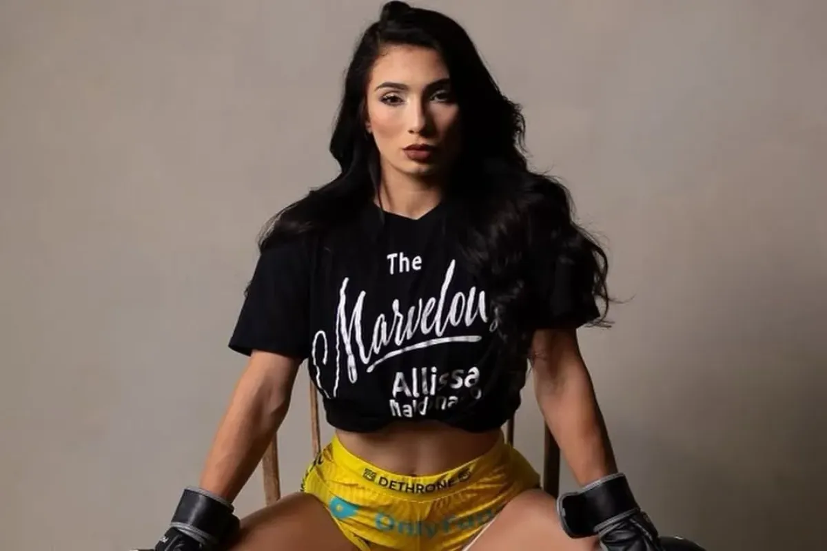 MMA zápasnice schovala poprsí za vánoční dárky