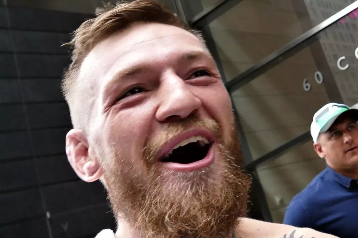 McGregor předvedl MMA při fotbale. Kopačka do hrudníku sundala protihráče