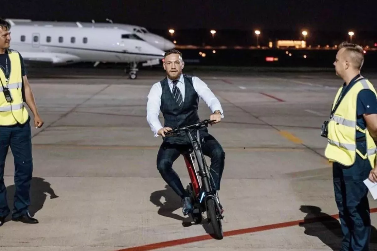 McGregor zase rozparádil fanoušky. Ukázal své luxusní letadlo, kterým bere děti na sluníčko