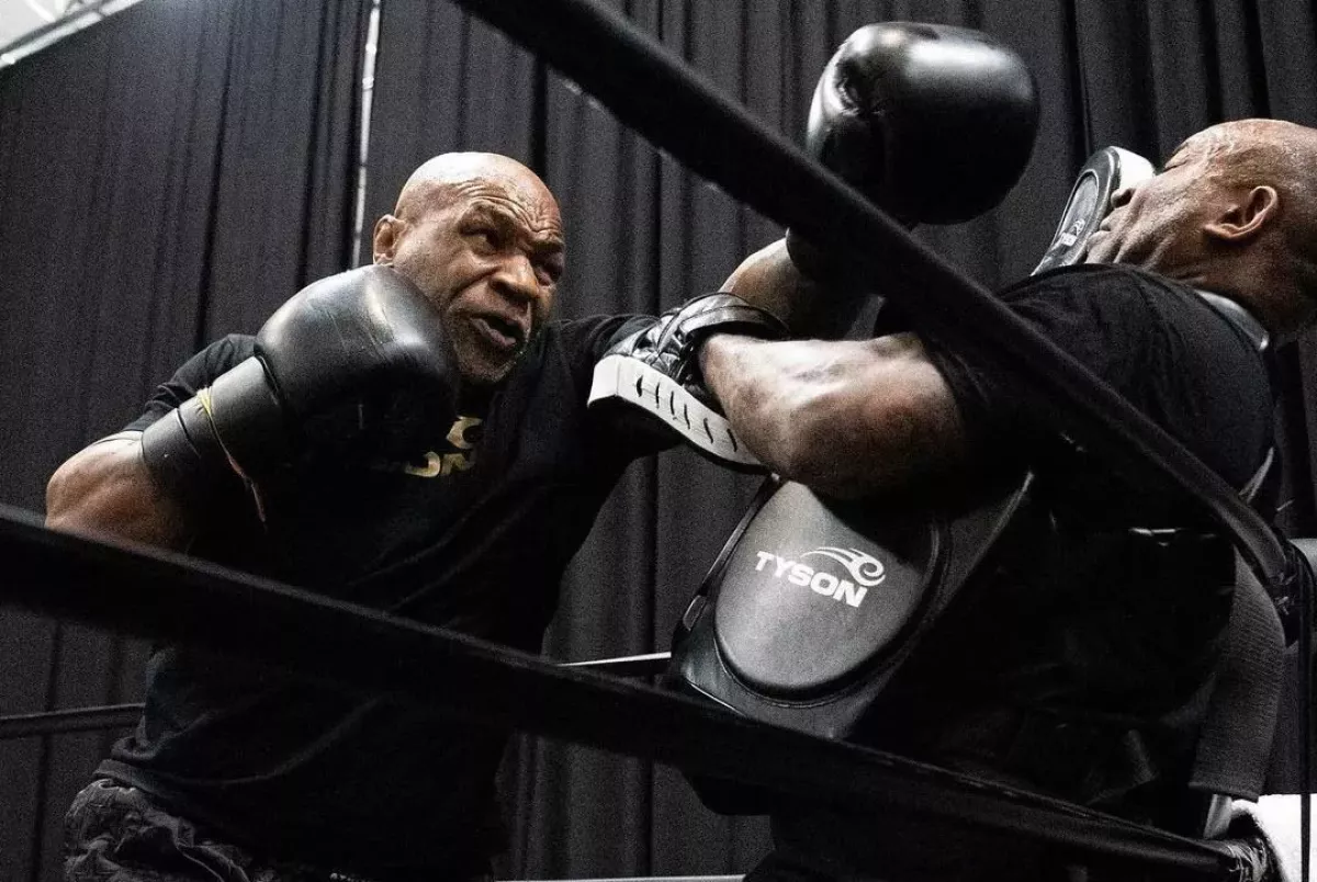 Mike Tyson se mi pokusil ukousnout bradavku, řekl boxer, který ho poslal do důchodu