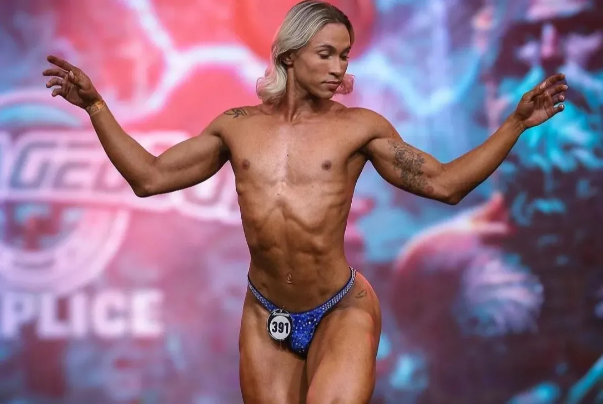 Muž s ženskými křivkami. Kontroverzní kulturista opět provokuje