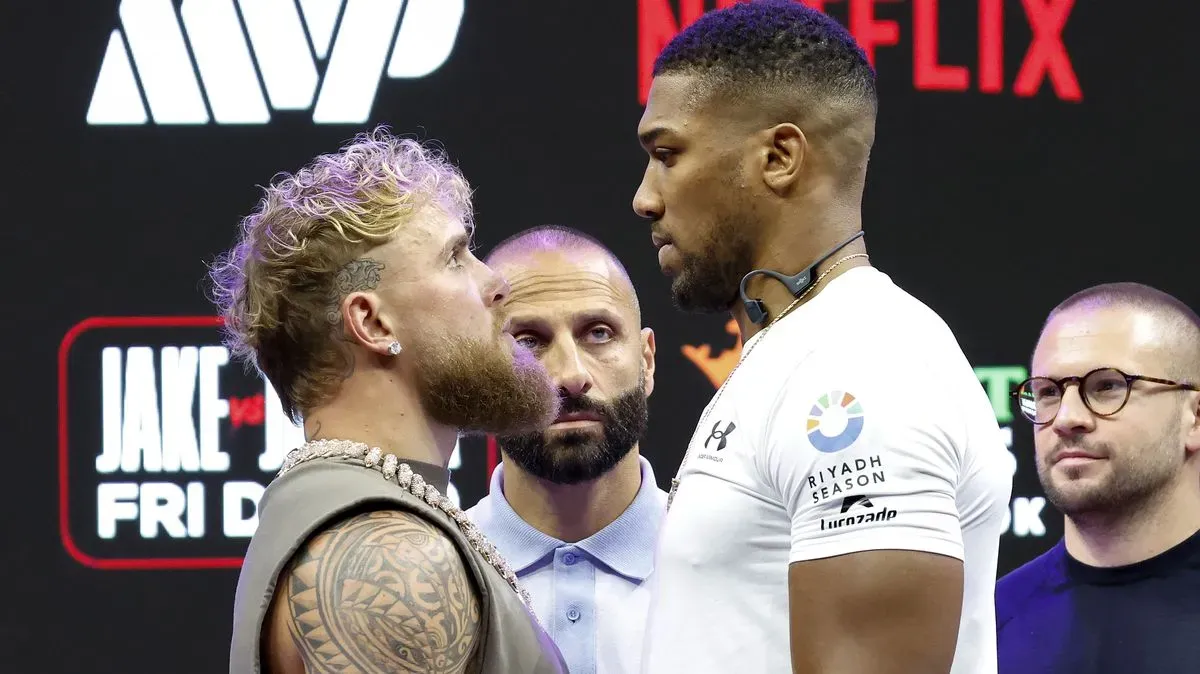 Nečekané spojení. Boxer Joshua zamířil před bitvou s Paulem k velkému rivalovi