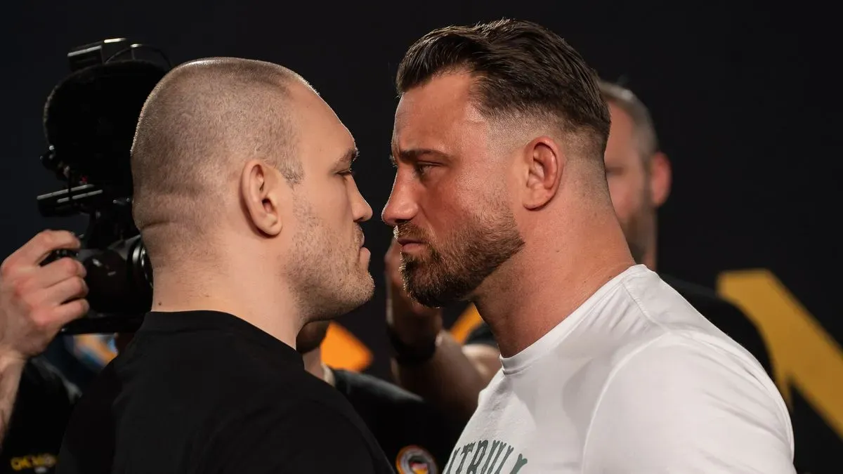 Německý zápasník se nešťastně zranil v šatně a ke kleci přijel na vozíku. Soupeř myslel, že jde o vtip