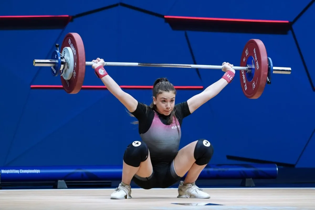 Neuvěřitelná síla a tělo modelky. Mladá vzpěračka září i v bikinách