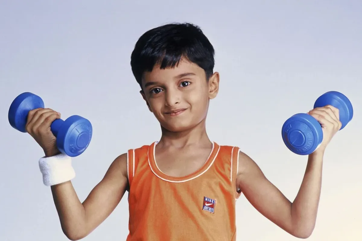 Neuvěřitelný příběh. Šestiletý klučina ukazoval svaly na pódiu