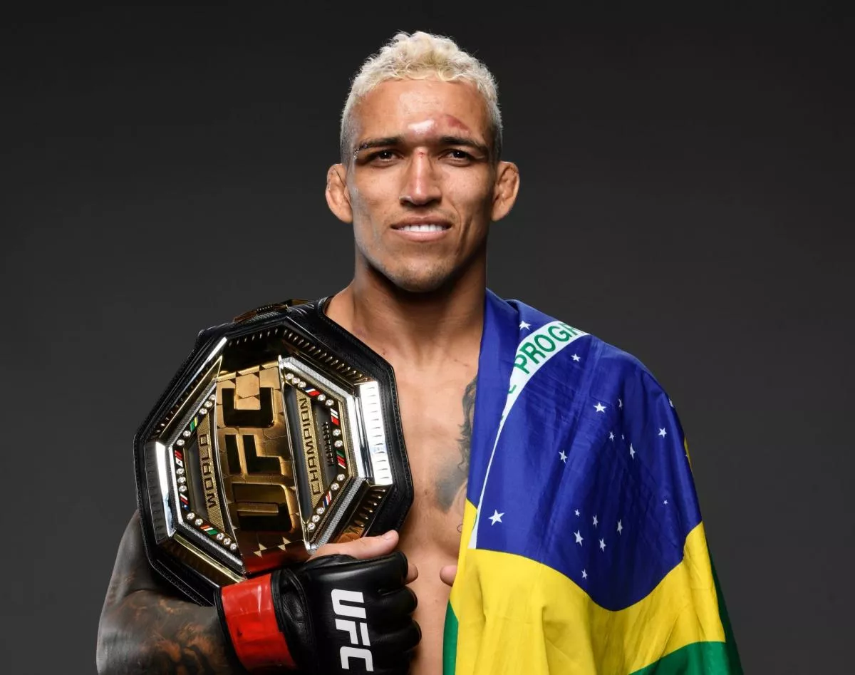Nový šampion UFC se dočkal hrdinského přivítání v Brazílii. Slavilo se i na hasičském autě