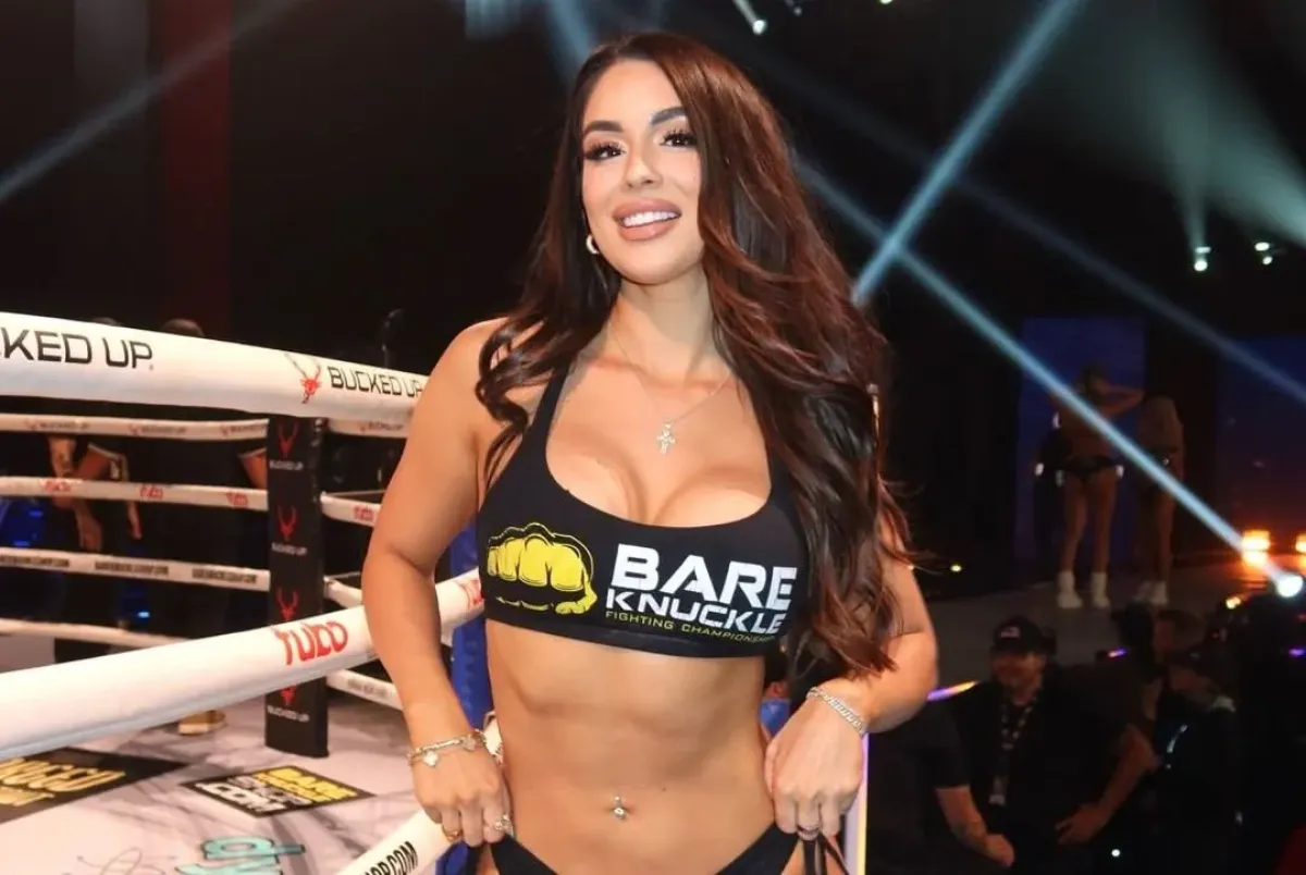 Oblečení šlo dolů. Krásná ring girl se odvázala ve spodním prádle