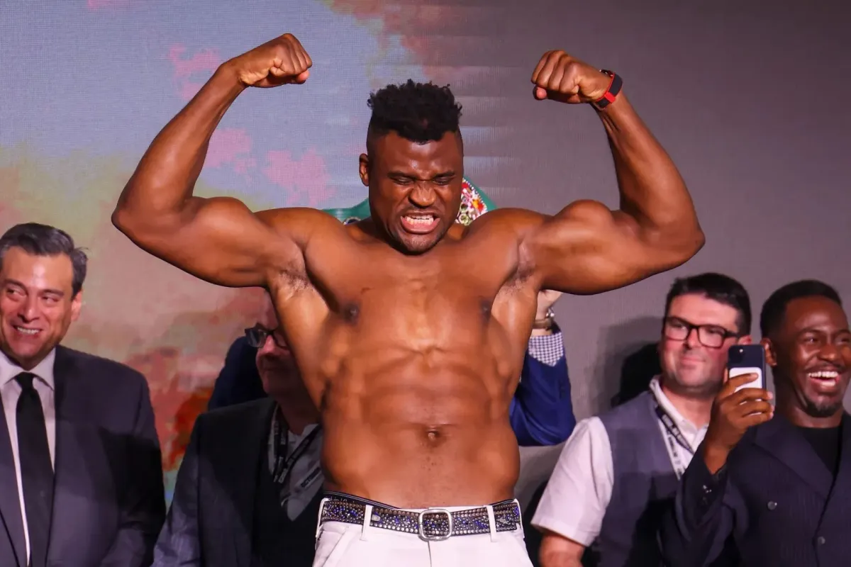 Obr Ngannou jde znovu do boxu. Vyzve velikána těžké váhy