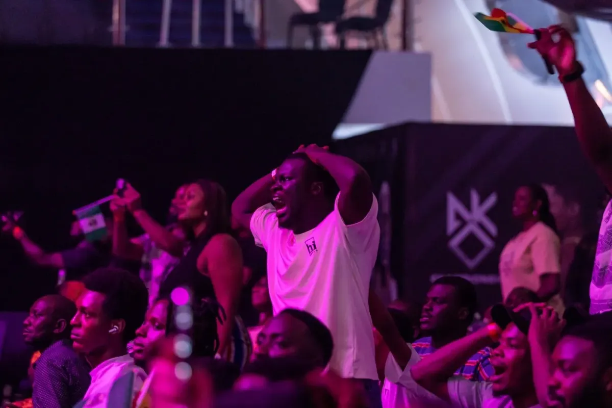 Ostuda. Velká bitka fanoušků v hledišti na galavečeru v Londýně