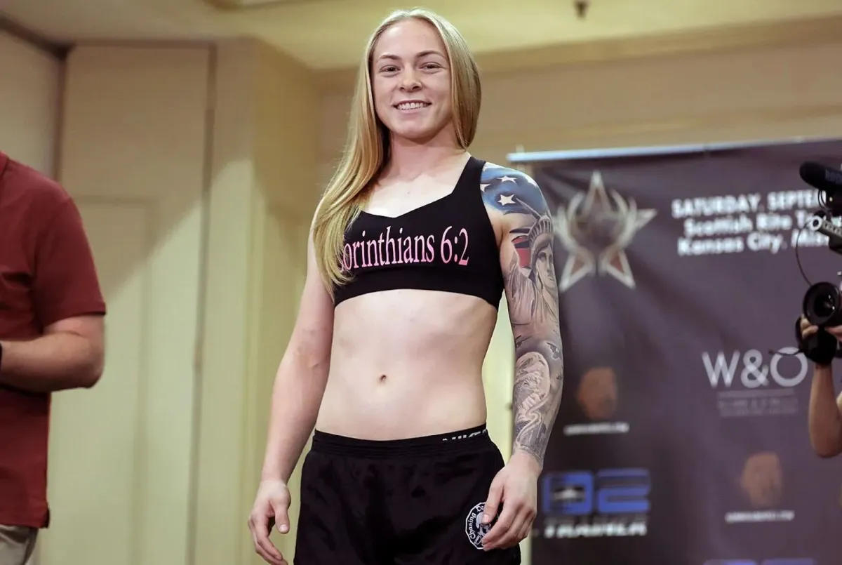 Pikantní dárek k Vánocům. Bojovnice se odhalila před stromečkem