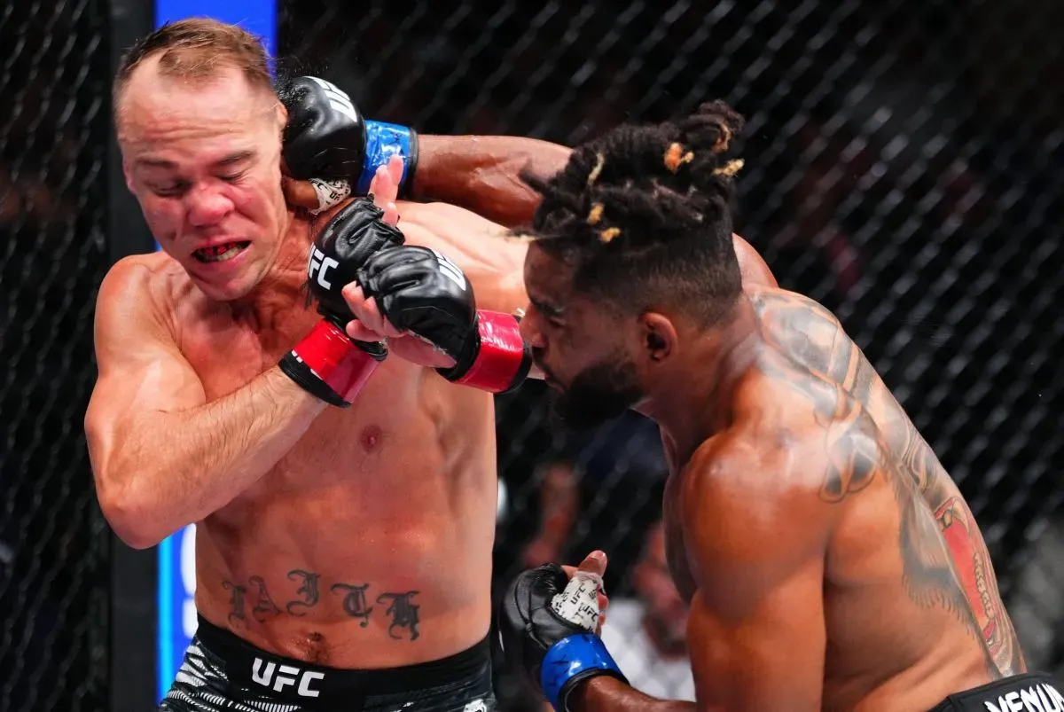 Pirát z UFC ničil. Soupeř se u pletiva potácel jako opilý námořník
