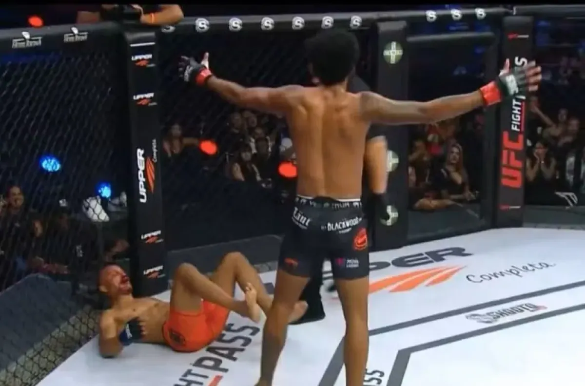 Po kopu do hlavy padl okamžitě k zemi, rozhodčímu to ale nestačilo