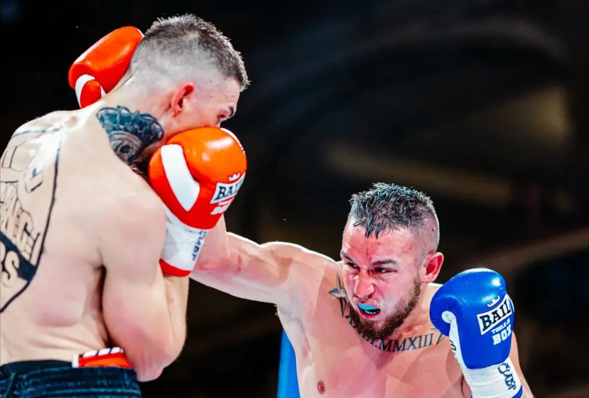 Po odstoupení soupeře se mu zhroutil svět. Nechtěl boxovat. Přesto v pátek obhájil titul