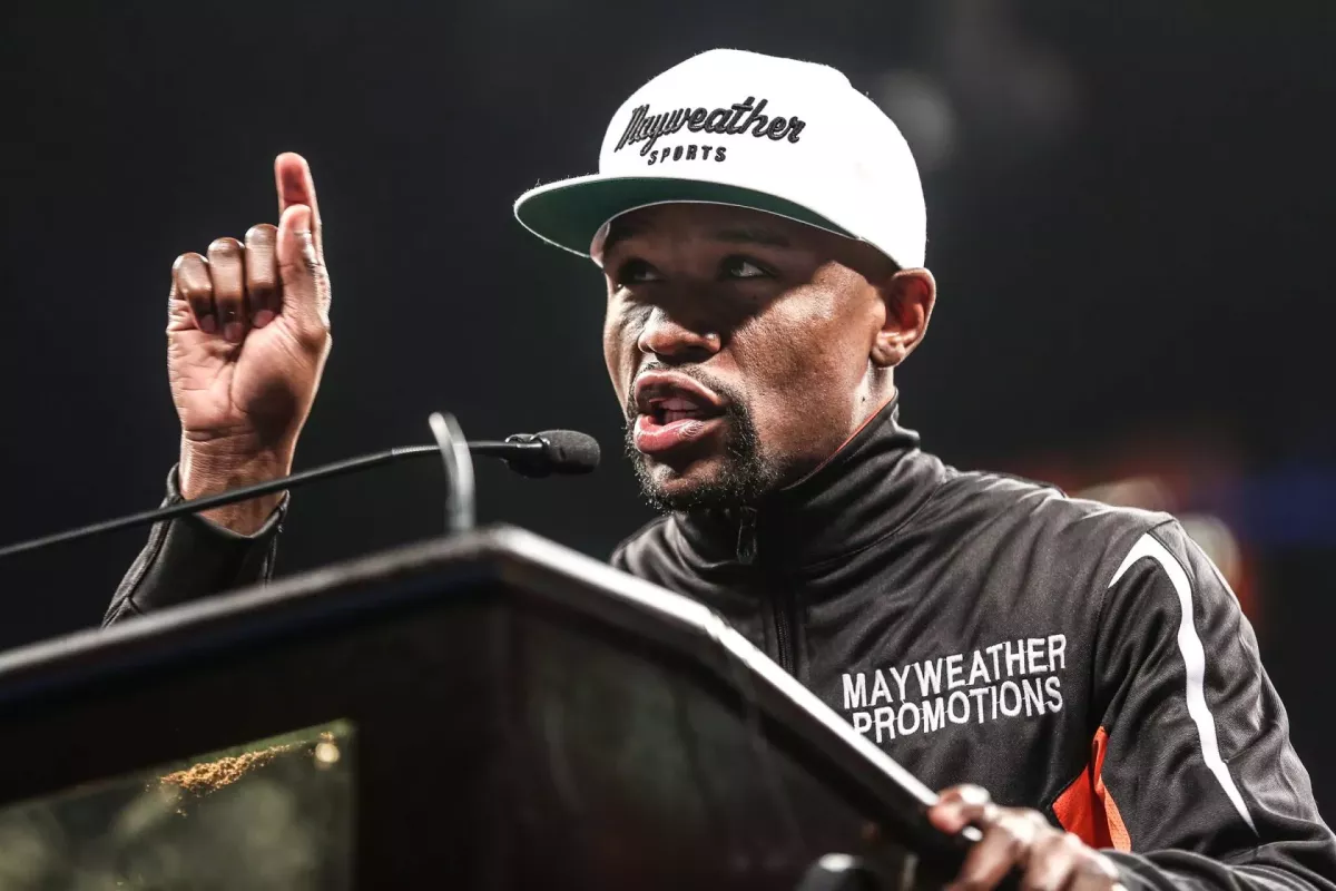 Přestaň se ztrapňovat, posílá Mayweathera do důchodu boxerská legenda