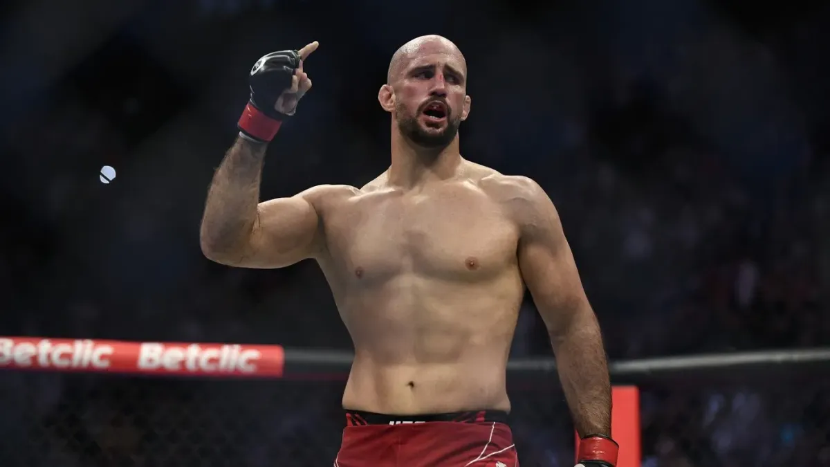 Procházka by měl být na pozoru: Volkan Oezdemir rozpoutal bouři, vyděšený Američan padl na kolena