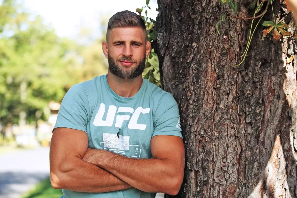 Procházka nezastavuje. Šampion UFC chce další titul!