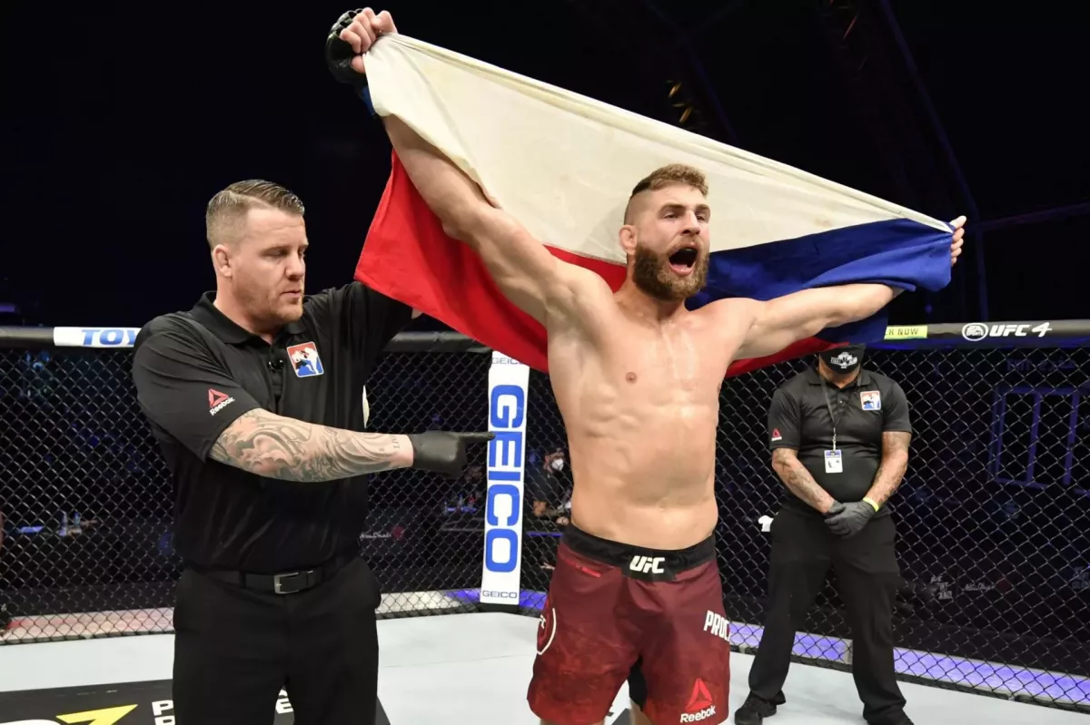 Procházka právě napsal snovou historii. UFC má nového krále. Šampione, vítej na trůnu!