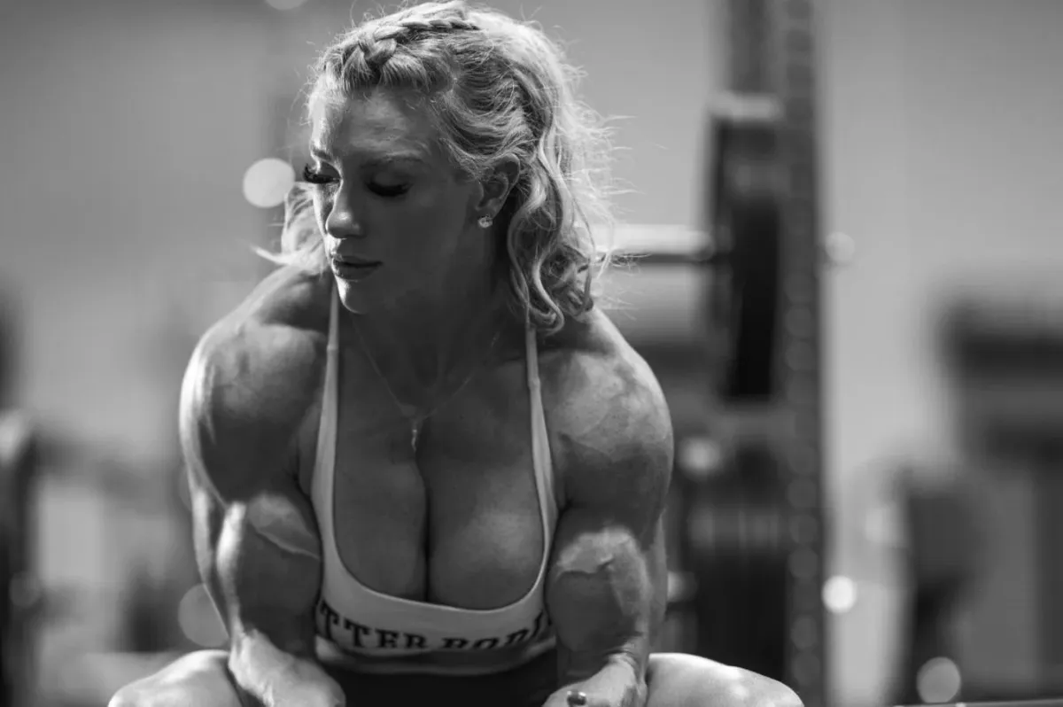 Propadla svalům a síle. Tohle tělo maká, podívejte se