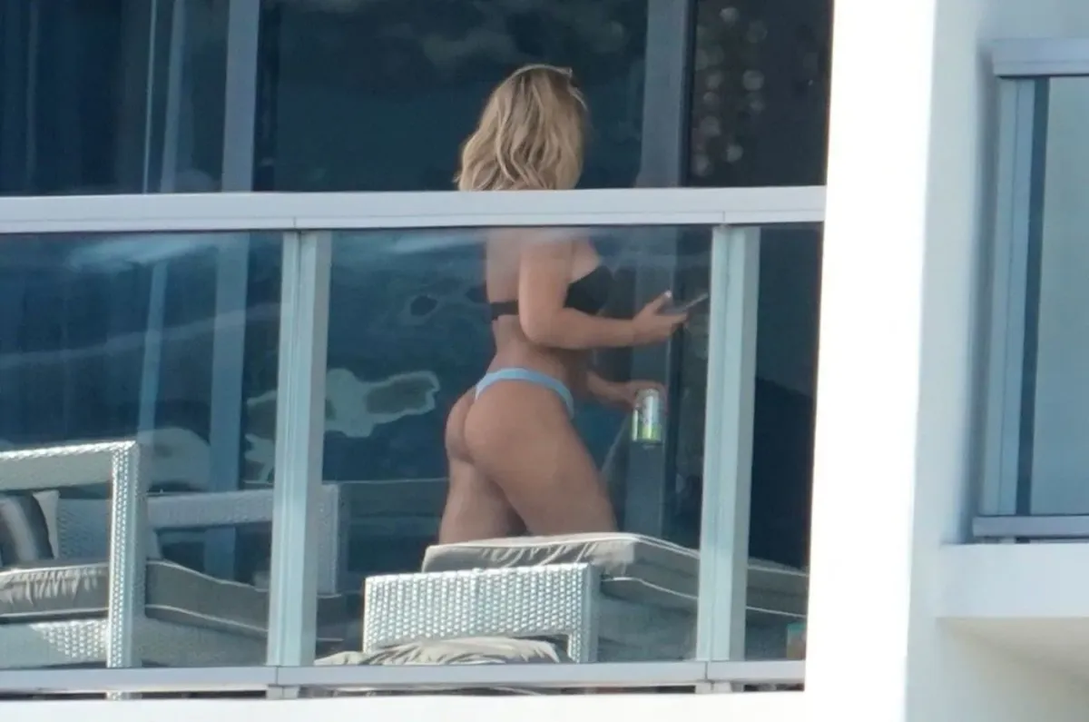 Provokativní oslava narozenin. Bývalá zápasnice UFC se vystavila u bazénu