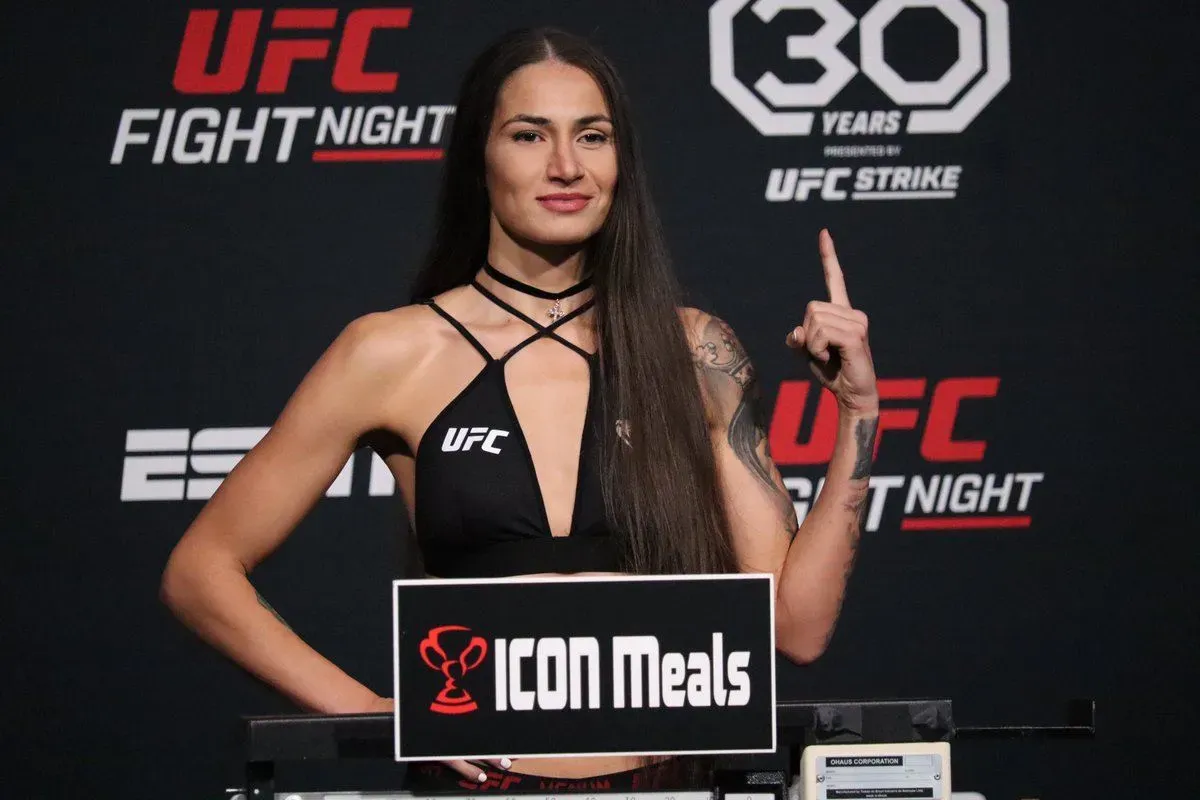První plán krásce nevyšel. Na ring girl neměla prsa, proto začala zápasit