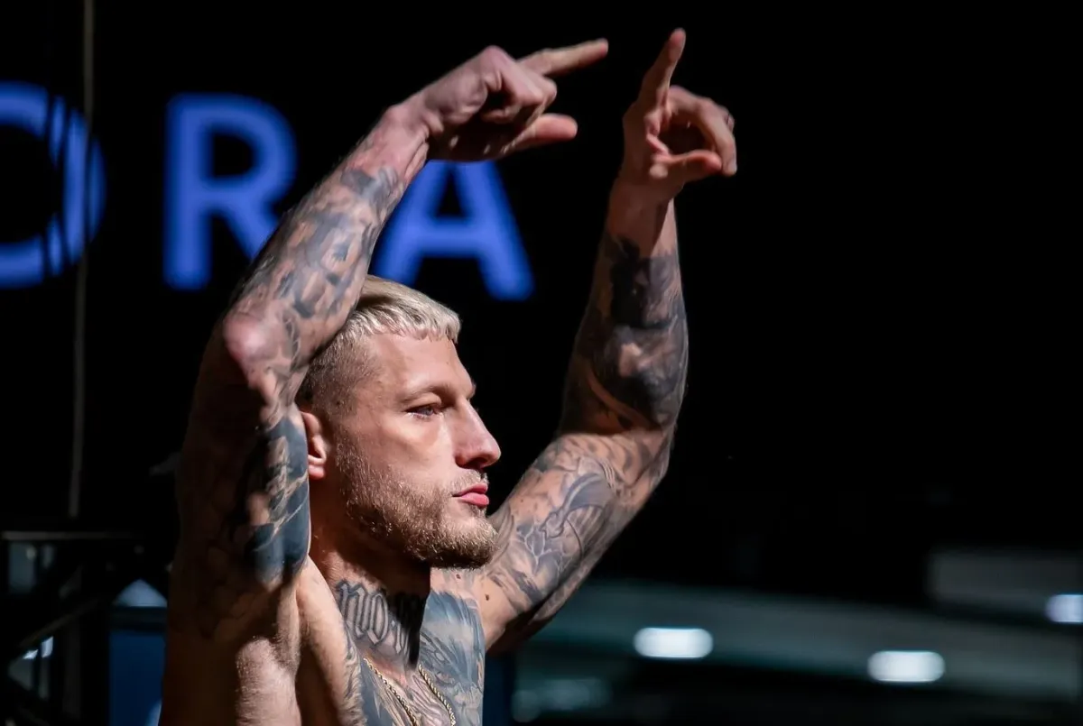 Roušal neměl lehké dětství. Ve dvanácti dostal baseballovou pálkou do hlavy