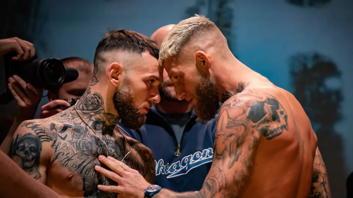 Roušal šel do zápasu s motorovou pilou, Slováková předvedla odvážný outf