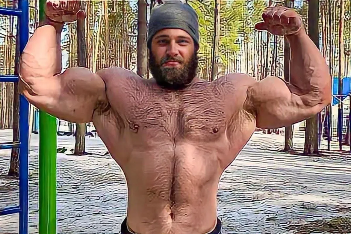 Ruský mutant nezná hranice a ukázal se. Zase nabral, váží přes 150 kg