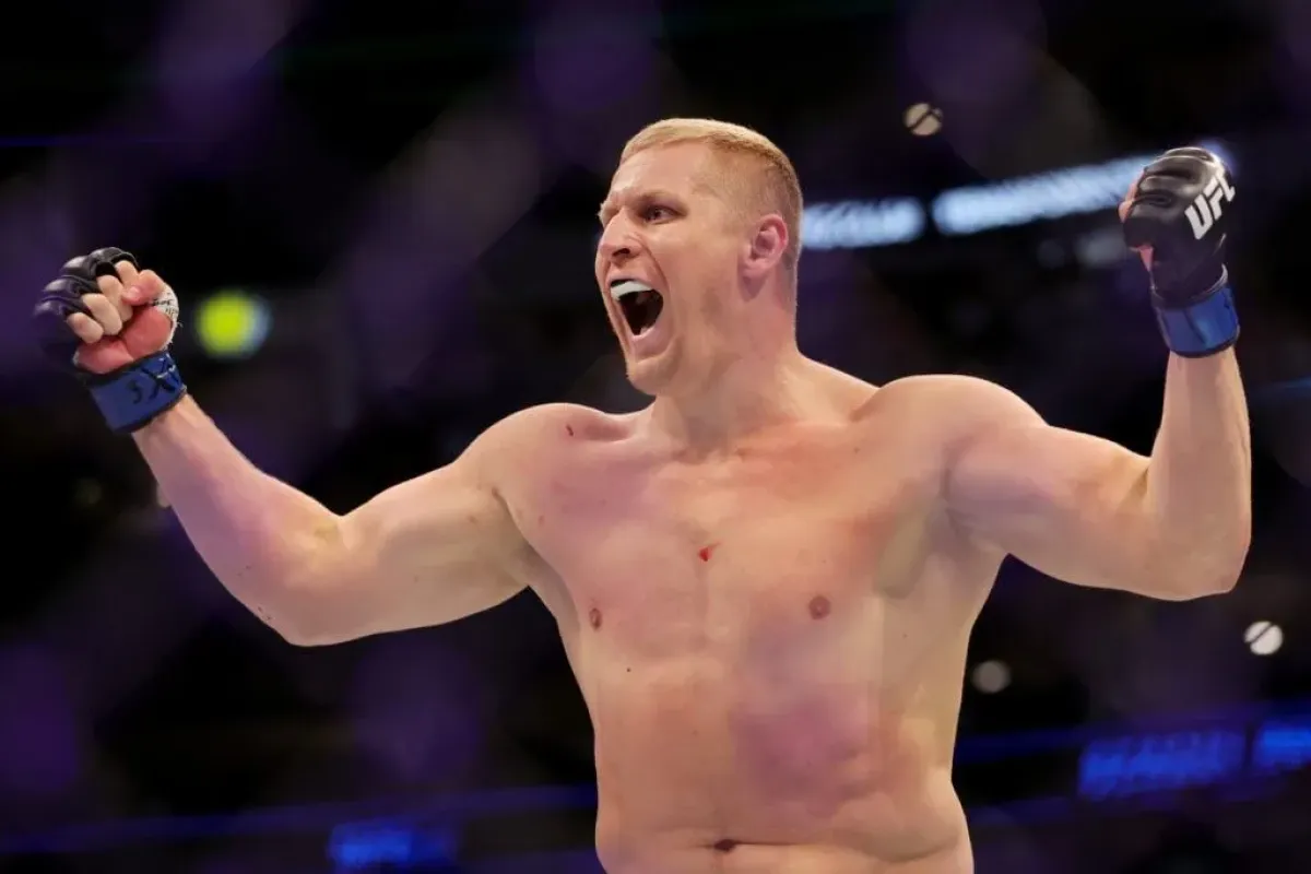 Ruský obr z UFC udeřil moderátora. Nejprve přišla bolest, pak smích
