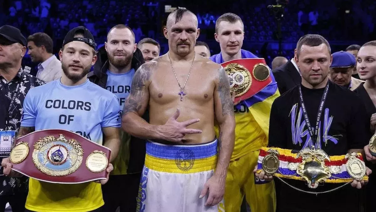 Rusové si z Usykova domu udělali základnu. Boxerský šampion se nyní vrátil a vztyčil ukrajinskou vlajku