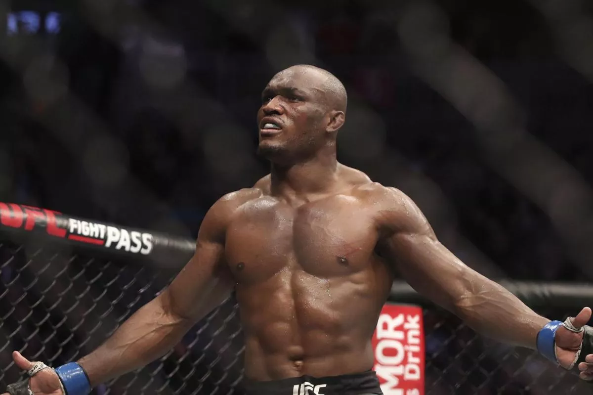 Šampion UFC splnil slib a pomohl nakrmit 1000 dětí v Nigérii 