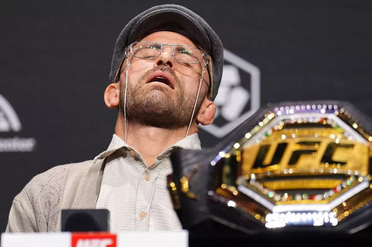 Šampion UFC v roli staříka si zdřímnul na tiskové konferenci. Unavil ho rivalův proslov