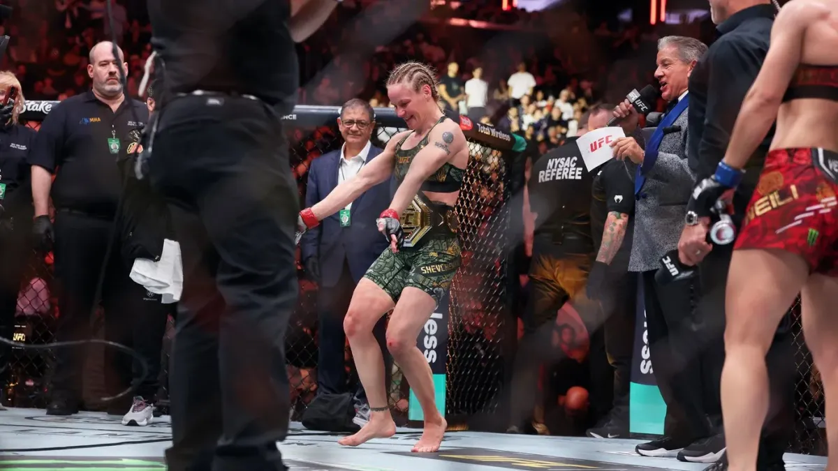 Šampionka Shevchenko slavila v kleci tak divoce, že jí uletěl opasek. Dana White jen nevěřícně zíra