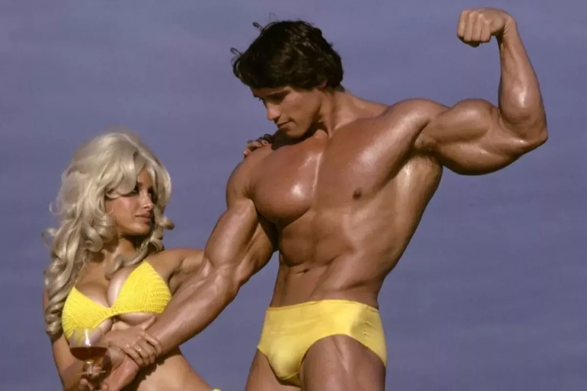Schwarzenegger a jeho tělo po 50 letech v gymu. Stále maká