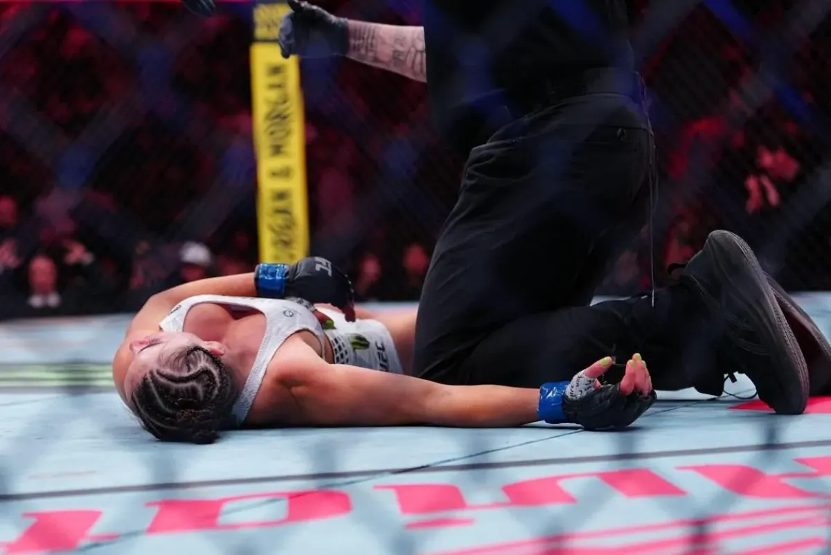 Sekundy strachu o zápasnici UFC. Musela do nemocnice. Už se ozvala
