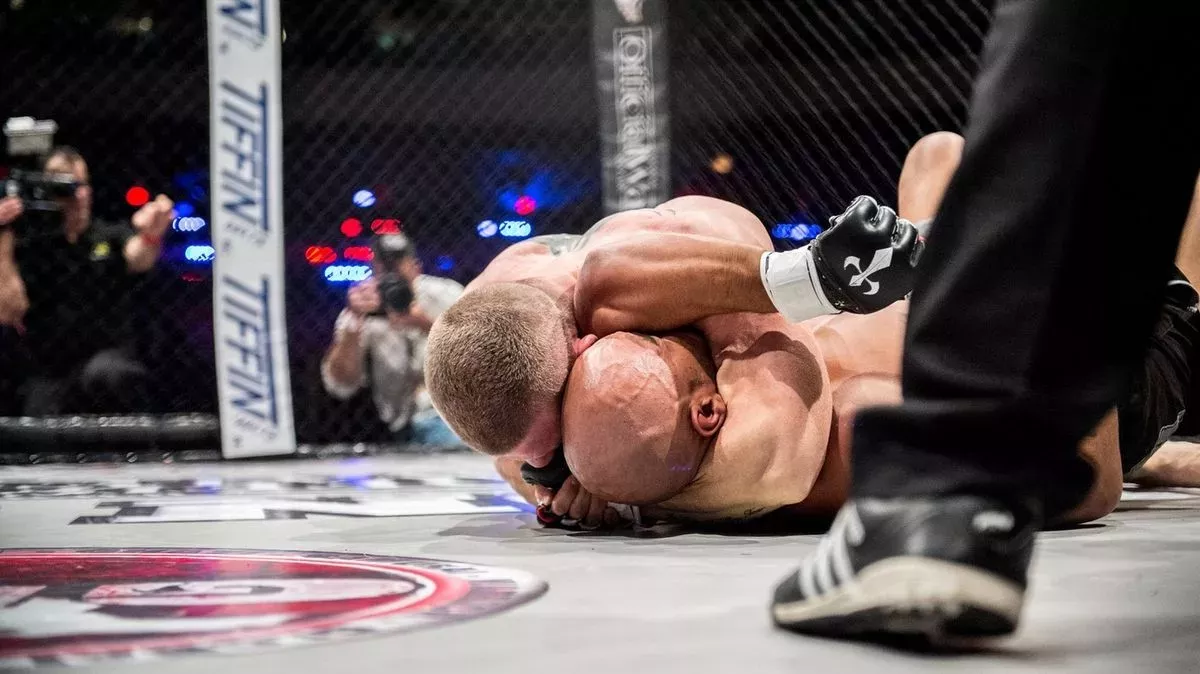 Šílený zkrat v MMA. Sudí pobízel k útoku na bojovníka v bezvědomí