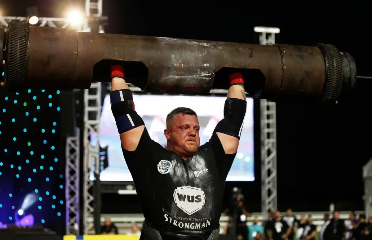 Skočil a zlomil si nohu. Silák předvedl šílený hazard