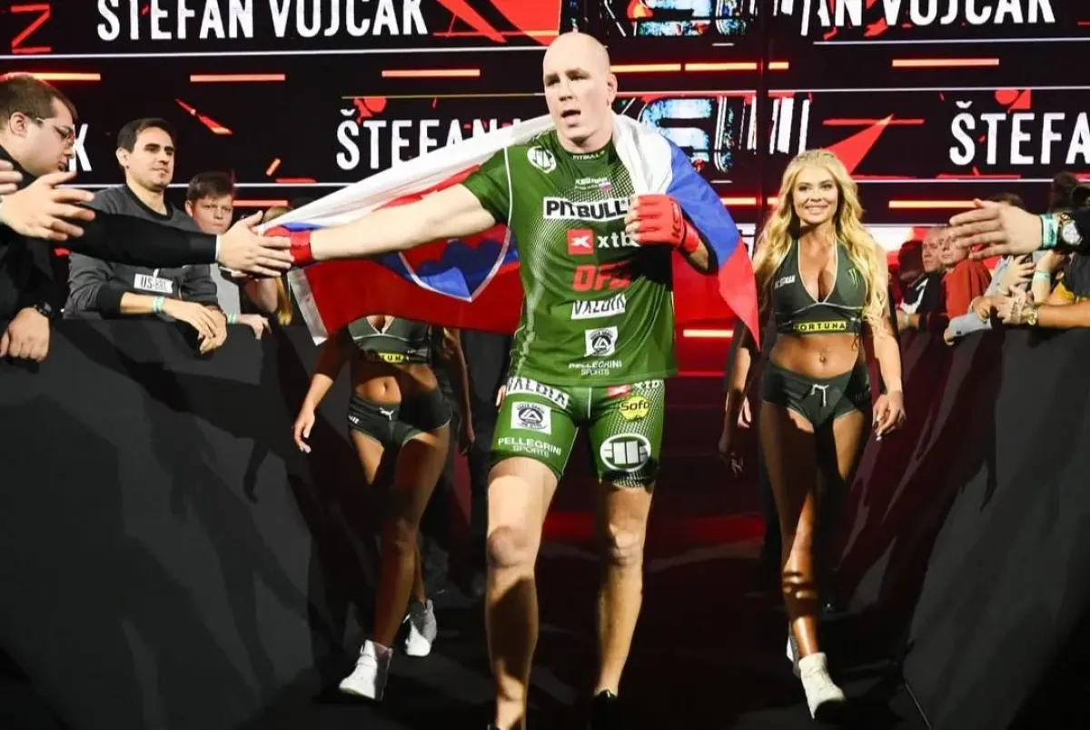 Slovenský obr ve formě. Moderátorku nosil na zádech jako batoh