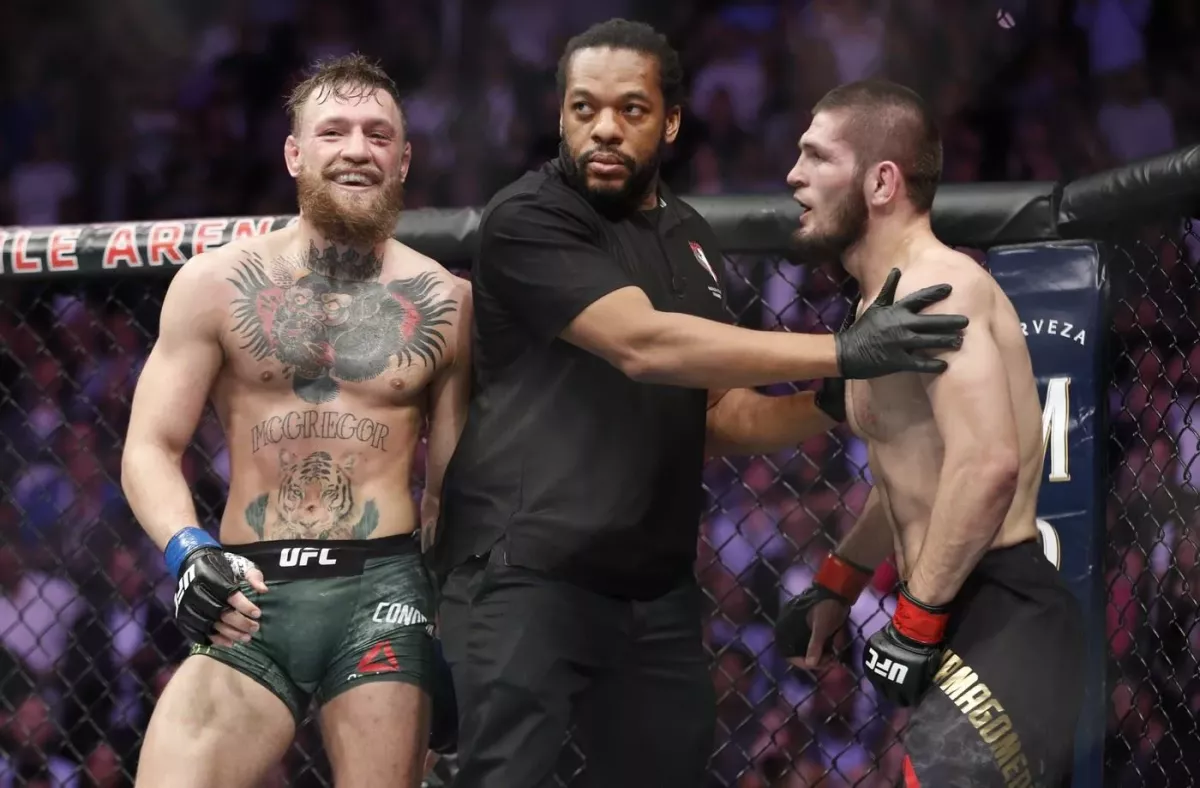 Slovní urážky i plivanec. UFC uveřejnila, co se dělo během nejsledovanější bitvy historie