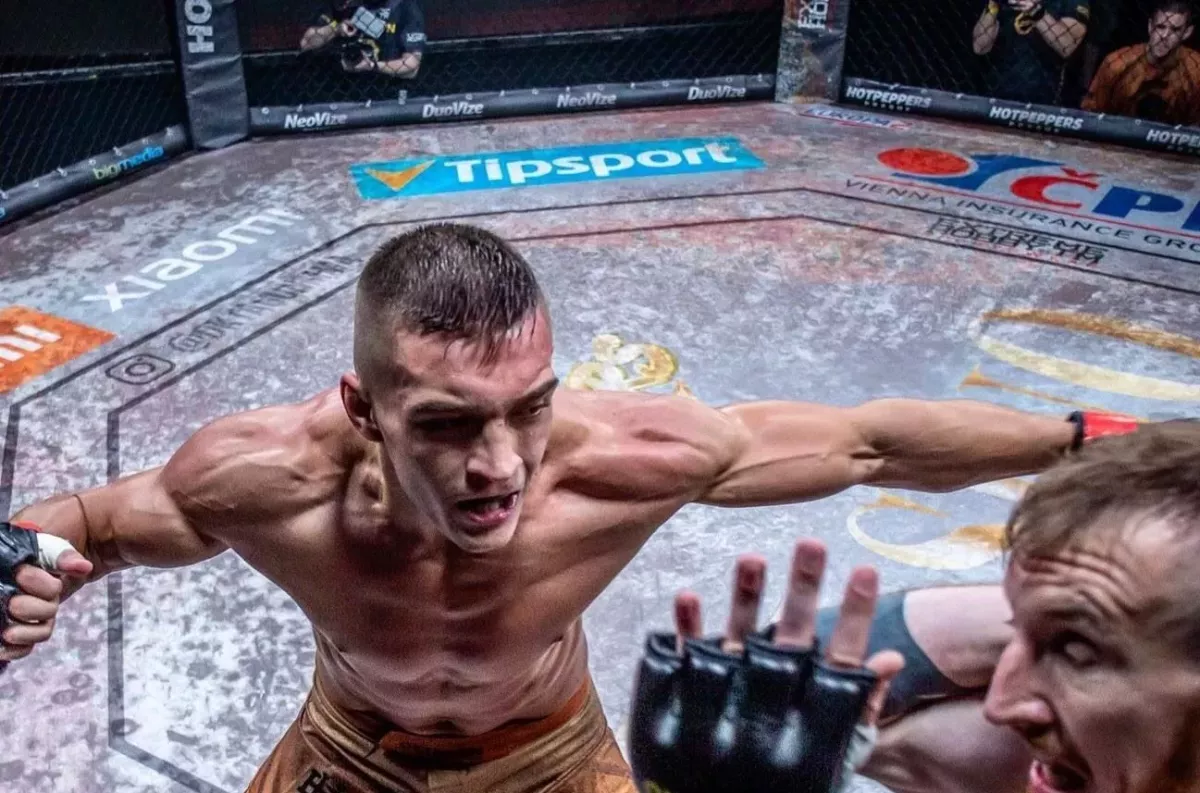 Smrtící zbraň v MMA rukavicích. Český střelec jede bojovat do Ruska