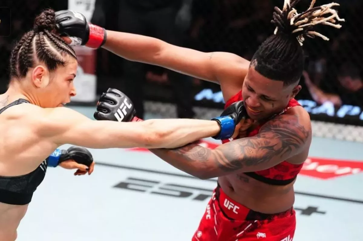 Souboj o prsa. Brazilka z UFC krajanku ukončila netypickou technikou