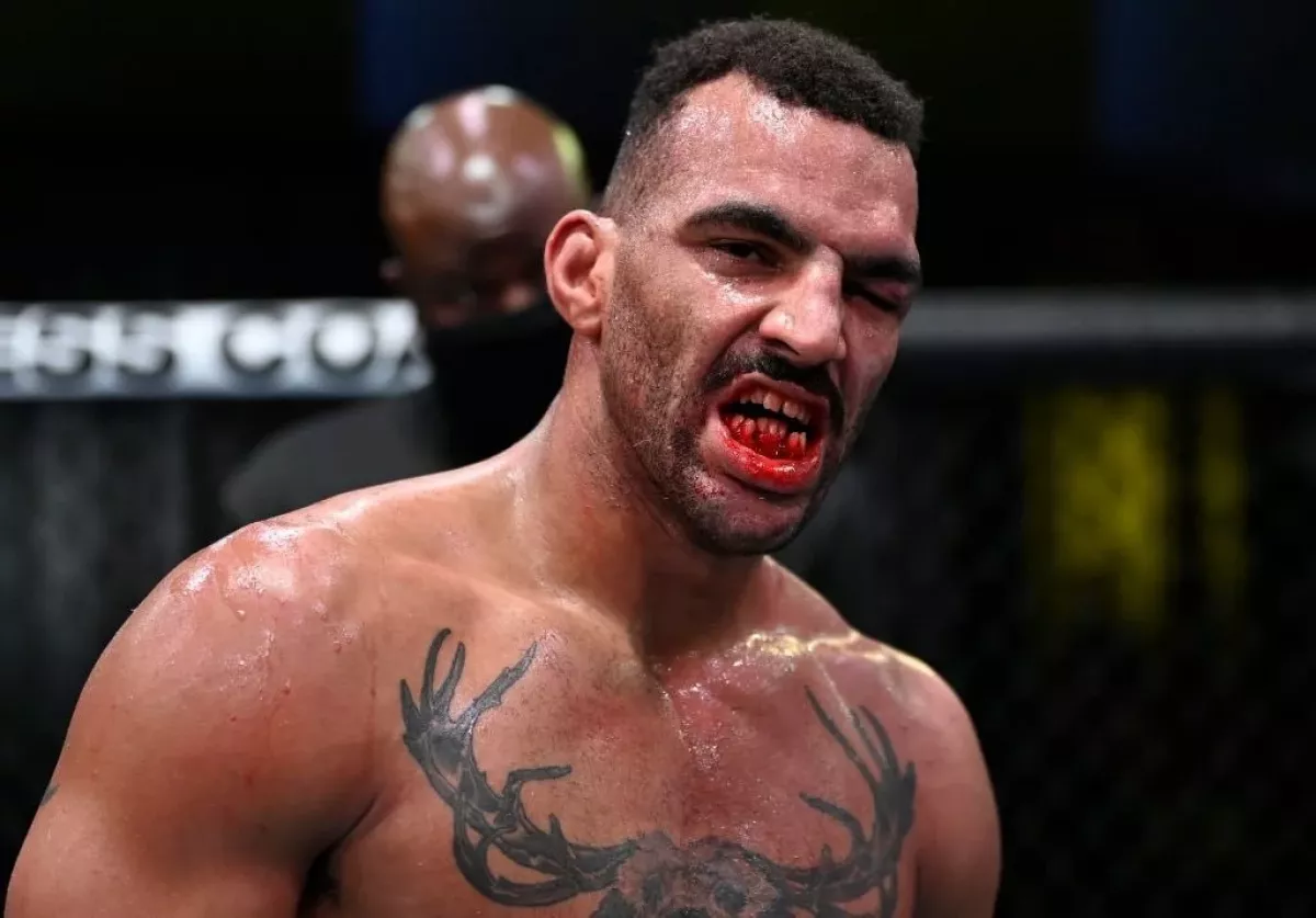 Soupeř mu v UFC zarazil kolenem zuby, stejně dobojoval!