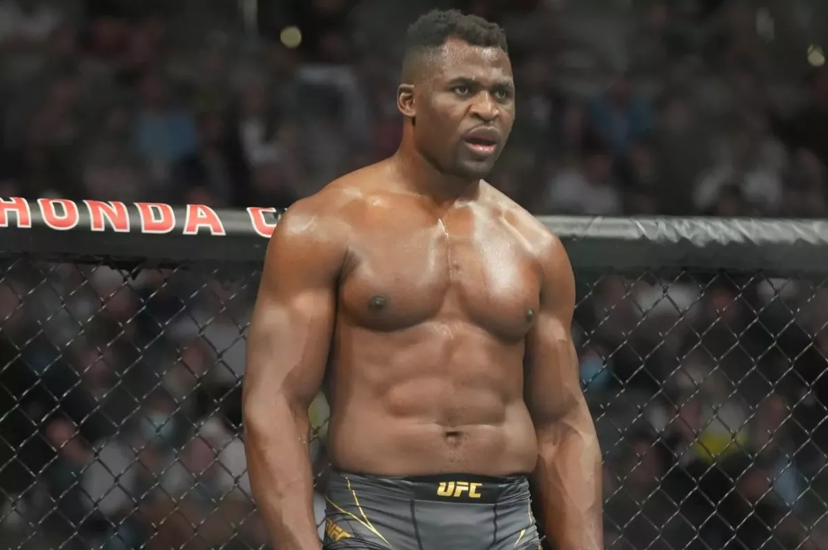 Těžká váha z Kamerunu touží po bitvě s legendou. Budoucnost v UFC je však stále zahalena mlhou