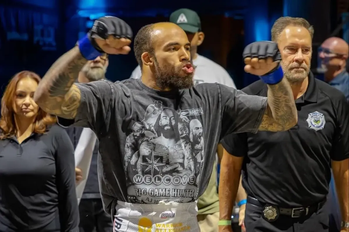 To se jen tak nevidí. MMA bojovník vypadl z klece