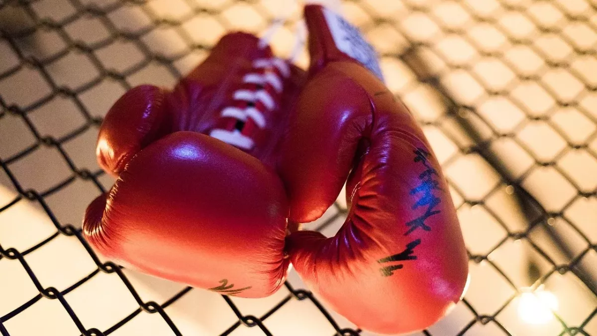 Totální zkrat boxerského trenéra, po zápase zákeřně knockoutoval soupeře svého svěřence