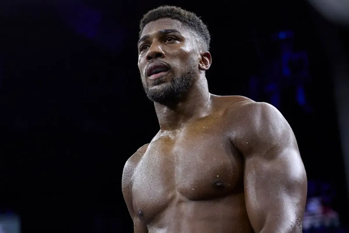 Tragická nehoda otřásla boxerským světem. Zůstaň silný, přál Joshuovi Usyk