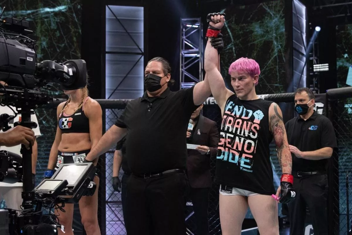 Transgender zápasnice zvítězila ve svém MMA debutu. Konec trans genocidy, vzkazuje