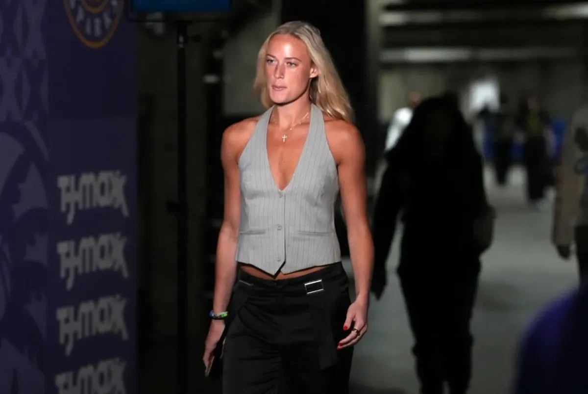 Trefa do černého. Krásná Američanka je hvězdou plavkového magazínu