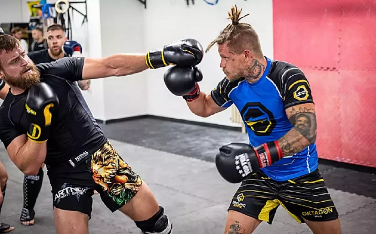 Tréninky MMA? Zažívám exkurzi do profi sportu. Haterům děkuju, říká Adam Raiter