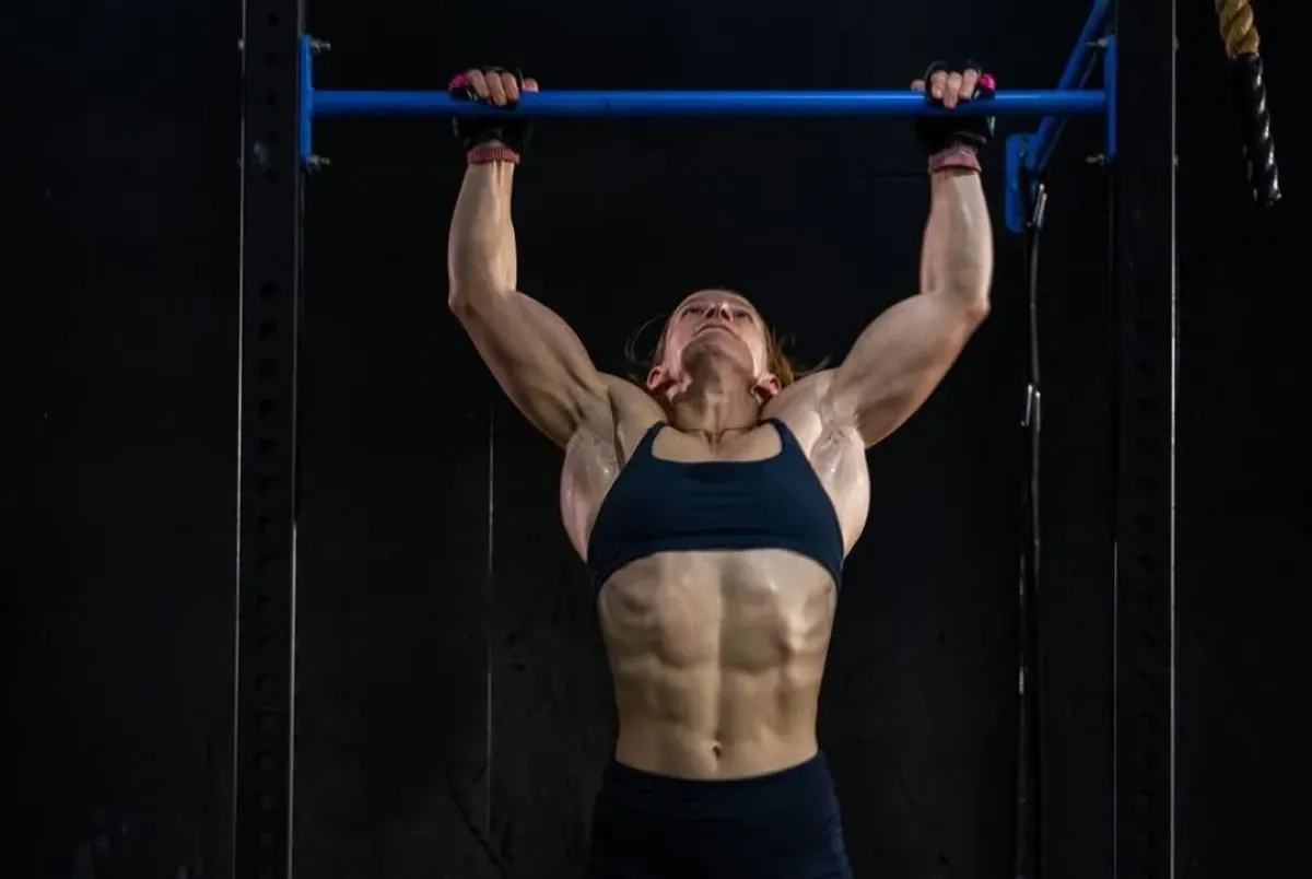 Trhala se jí kůže, poranila si biceps, a přesto policistka překonala světový rekord